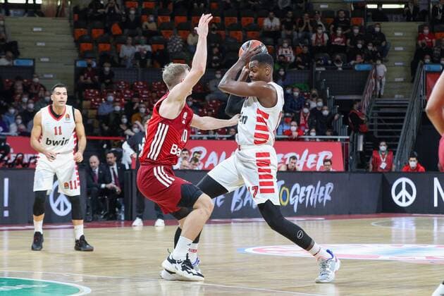 l-r: im Zweikampf, Aktion, mit Ognjen Jaramaz 10 (FC Bayern Basketball) und Livio Jean-Charles 17 (Olympiakos Piraeus), FC Bayern Basketball vs. Olympiakos Piraeus, Euroleague, 04.03.2022 Muenchen Bayern Deutschland