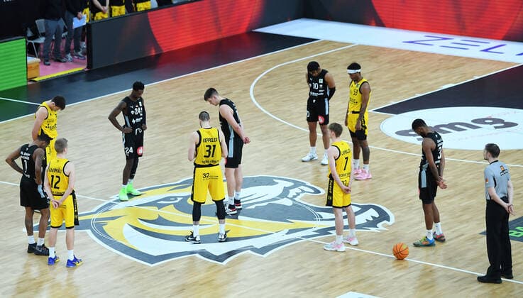 Basketball 2. Bundesliga 2020 2021 28. Spieltag in der Paul Horn Arena Tigers Tuebingen - Nuernberg Falcons 04.03.2022 Schweigeminute beider Mannschaften vor dem Spiel in der Paul Horn Arena in gedenken an den Krieg in der Ukraine