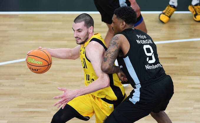 Basketball 2. Bundesliga 2020 2021 28. Spieltag in der Paul Horn Arena Tigers Tuebingen - Nuernberg Falcons 04.03.2022 Daniel Keppeler (li, Tigers) gegen Josh Price (re, Nuernberg)