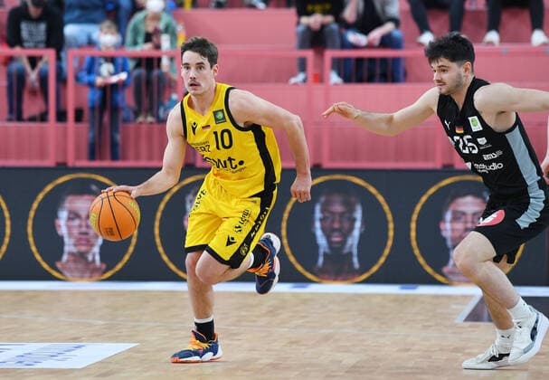 Basketball 2. Bundesliga 2020 2021 28. Spieltag in der Paul Horn Arena Tigers Tuebingen - Nuernberg Falcons 04.03.2022 Gianni Otto (li, Tigers) am Ball gegen Tim Koepple (re, Nuernberg)