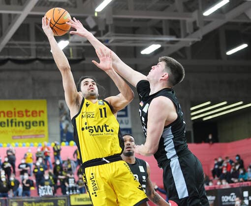 Basketball 2. Bundesliga 2020 2021 28. Spieltag in der Paul Horn Arena Tigers Tuebingen - Nuernberg Falcons 04.03.2022 Erol Ersek (li, Tigers) am Ball gegen Jonathan Maier (re, Nuernberg)