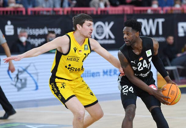 Basketball 2. Bundesliga 2020 2021 28. Spieltag in der Paul Horn Arena Tigers Tuebingen - Nuernberg Falcons 04.03.2022 Till Joenke (li, Tigers) gegen Roland Nyama (re, Nuernberg)