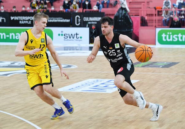 Basketball 2. Bundesliga 2020 2021 28. Spieltag in der Paul Horn Arena Tigers Tuebingen - Nuernberg Falcons 04.03.2022 Tim Koepple (re, Nuernberg) gegen Aatu Kivimaeki (re, Tigers)