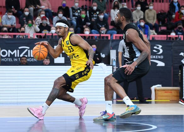Basketball 2. Bundesliga 2020 2021 28. Spieltag in der Paul Horn Arena Tigers Tuebingen - Nuernberg Falcons 04.03.2022 Isaiah Crawley (li, Tigers) gegen Antonio Davis (re, Nuernberg)