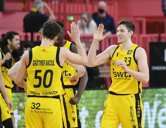 Basketball 2. Bundesliga 2020 2021 28. Spieltag in der Paul Horn Arena Tigers Tuebingen - Nuernberg Falcons 04.03.2022 JUBEL Tigers; Ryan Richard Mikesell (re) klatscht Joanic Gruettner Bacoul ab