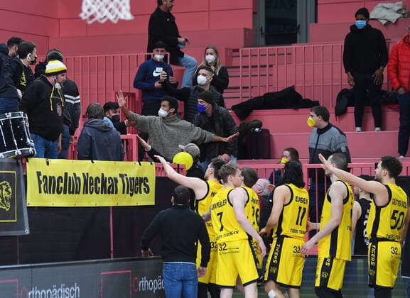 Basketball 2. Bundesliga 2020 2021 28. Spieltag in der Paul Horn Arena Tigers Tuebingen - Nuernberg Falcons 04.03.2022 Tigers Spieler versuchen die Tigers Fans und die Fans der Nuernberg Falcons in der Paul Horn Arena zu beruhigen