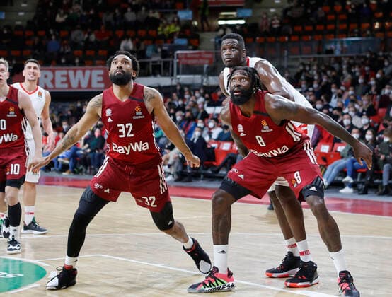 04.03.2022, Euroleague, FC Bayern Basketball vs Olympiacos Pireaus , Audi Dome, Basketball, im Bild: Daran Hilliard (FCB Basketball), Othello Hunter (FCB Basketball) und Moustapha Fall (Olympiacos Piraeus)
