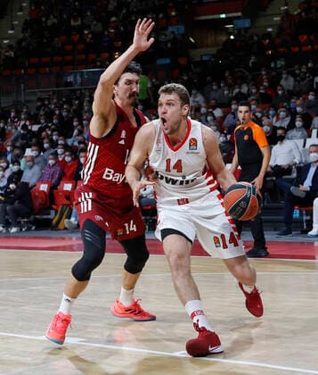 04.03.2022, Euroleague, FC Bayern Basketball vs Olympiacos Pireaus , Audi Dome, Basketball, im Bild: Nihat Djedovic (FCB Basketball) vs Sasha Vezenkov (Olympiacos Piraeus)