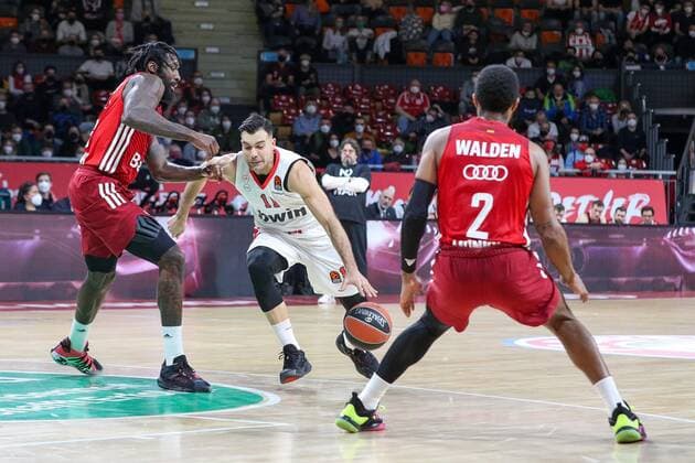 l-r: im Zweikampf, Aktion, mit Othello Hunter 8 (FC Bayern Basketball), Kostas Sloukas 11 (Olympiakos Piraeus), Corey Walden 2 (FC Bayern Basketball), FC Bayern Basketball vs. Olympiakos Piraeus, Euroleague, 04.03.2022 Muenchen Bayern Deutschland