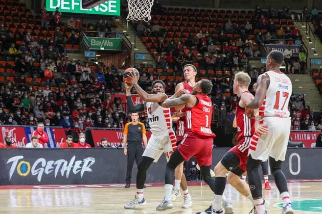 im Zweikampf, Aktion, mit Hassan Martin 12 (Olympiakos Piraeus), Thomas Deshaun 1 (FC Bayern Basketball), FC Bayern Basketball vs. Olympiakos Piraeus, Euroleague, 04.03.2022 Muenchen Bayern Deutschland