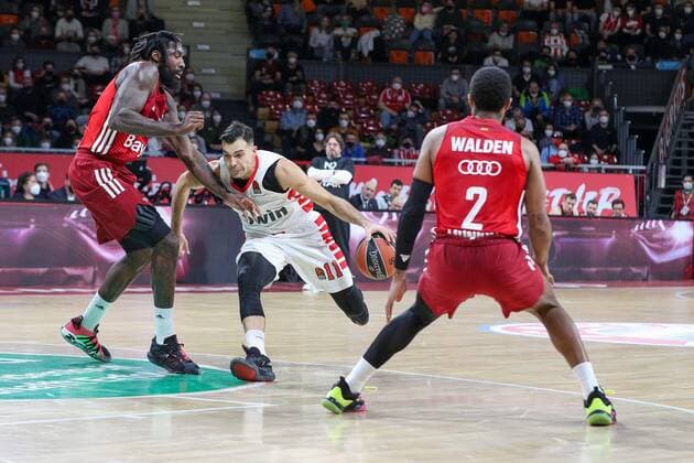 l-r: im Zweikampf, Aktion, mit Othello Hunter 8 (FC Bayern Basketball), Kostas Sloukas 11 (Olympiakos Piraeus), Corey Walden 2 (FC Bayern Basketball), FC Bayern Basketball vs. Olympiakos Piraeus, Euroleague, 04.03.2022 Muenchen Bayern Deutschland