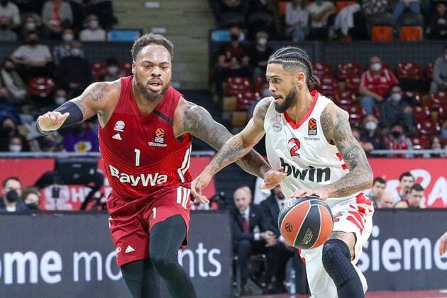 l-r: im Zweikampf, Aktion, mit Thomas Deshaun 1 (FC Bayern Basketball) und Tyler Dorsey 2 (Olympiakos Piraeus), FC Bayern Basketball vs. Olympiakos Piraeus, Euroleague, 04.03.2022 Muenchen Bayern Deutschland