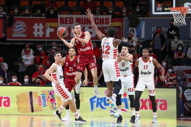 im Zweikampf, Aktion, mit Zan Mark Sisko 31 (FC Bayern Basketball) und Hassan Martin 12 (Olympiakos Piraeus), FC Bayern Basketball vs. Olympiakos Piraeus, Euroleague, 04.03.2022 Muenchen Bayern Deutschland