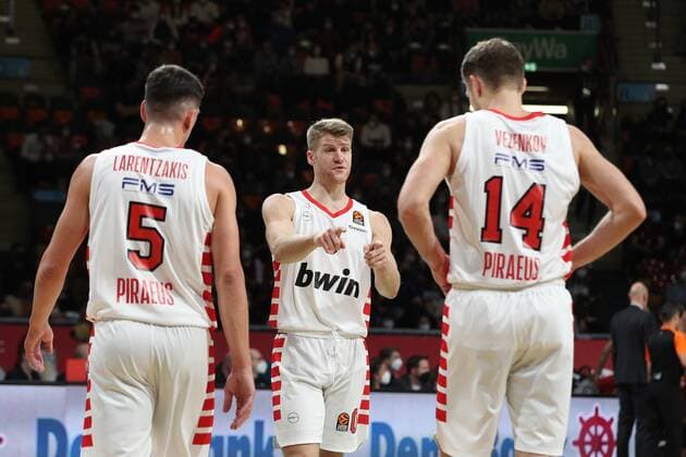 l-r: Giannoulis Larentzakis 5 (Olympiakos Piraeus), Thomas Walkup 0 (Olympiakos Piraeus), Sasha Vezenkov 14 (Olympiakos Piraeus), FC Bayern Basketball vs. Olympiakos Piraeus, Euroleague, 04.03.2022 Muenchen Bayern Deutschland