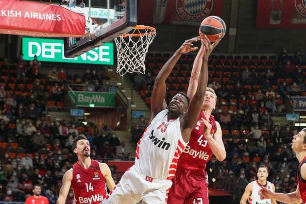 im Zweikampf, Aktion, mit Moustapha Fall 10 (Olympiakos Piraeus) und Leon Radosevic 43 (FC Bayern Basketball), FC Bayern Basketball vs. Olympiakos Piraeus, Euroleague, 04.03.2022 Muenchen Bayern Deutschland