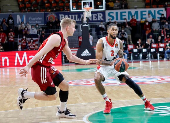04.03.2022, Euroleague, FC Bayern Basketball vs Olympiacos Pireaus , Audi Dome, Basketball, im Bild: Ognjen Jaramaz (FCB Basketball) vs Tyler Dorsey (Olympiacos Piraeus)