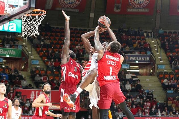 im Zweikampf, Aktion, mit Moustapha Fall 10 (Olympiakos Piraeus),, Othello Hunter 8 (FC Bayern Basketball), Thomas Deshaun 1 (FC Bayern Basketball), FC Bayern Basketball vs. Olympiakos Piraeus, Euroleague, 04.03.2022 Muenchen Bayern Deutschland