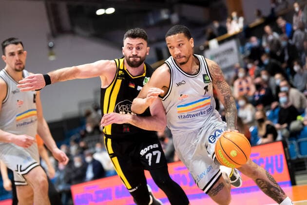BARMER 2. Basketsball Bundesliga ProA Saison 2021 2022 27. Spieltag am 4.3.22 Medipolis SC Jena vs Kirchheim Knights v.re. Rayshawn Simmons (Jena) am Ball gegen Besnik Bekteshi (Kirchheim) Sparkassen Arena