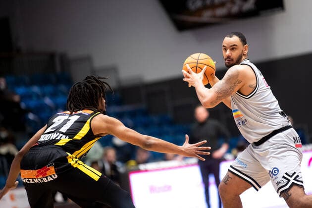 BARMER 2. Basketsball Bundesliga ProA Saison 2021 2022 27. Spieltag am 4.3.22 Medipolis SC Jena vs Kirchheim Knights v.re. Davonte Lacy (Jena) am Ball gegen Rohndell Goodwin (Kirchheim) Sparkassen Arena