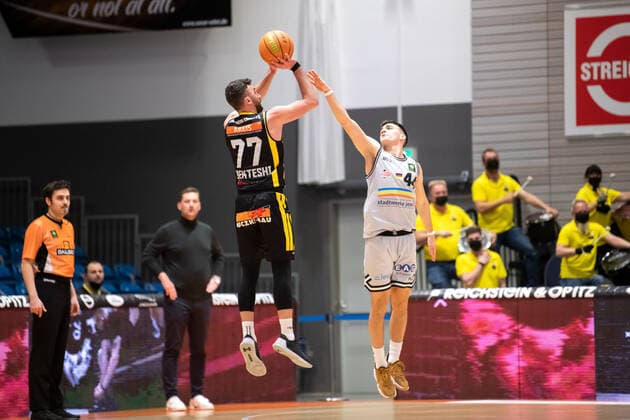BARMER 2. Basketsball Bundesliga ProA Saison 2021 2022 27. Spieltag am 4.3.22 Medipolis SC Jena vs Kirchheim Knights v.li. Besnik Bekteshi (Kirchheim) beim 3er gegen Vuk Radojicic (Jena) Sparkassen Arena