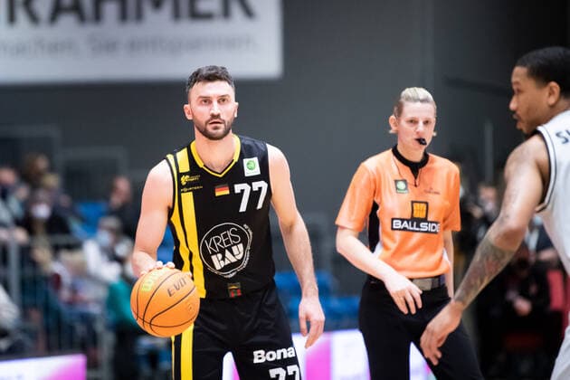 BARMER 2. Basketsball Bundesliga ProA Saison 2021 2022 27. Spieltag am 4.3.22 Medipolis SC Jena vs Kirchheim Knights v.li. Besnik Bekteshi (Kirchheim) am Ball gegen Rayshawn Simmons (Jena) Sparkassen Arena