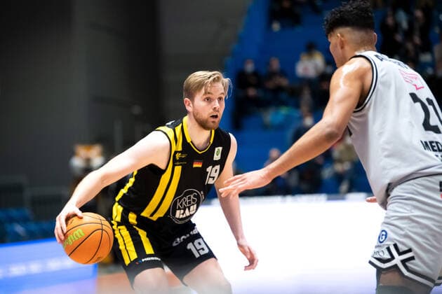 BARMER 2. Basketsball Bundesliga ProA Saison 2021 2022 27. Spieltag am 4.3.22 Medipolis SC Jena vs Kirchheim Knights v.li. Till Pape (Kirchheim) am Ball gegen Rafael Alberton Rodrigues (Jena) Sparkassen Arena