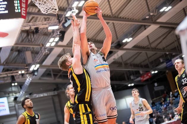 BARMER 2. Basketsball Bundesliga ProA Saison 2021 2022 27. Spieltag am 4.3.22 Medipolis SC Jena vs Kirchheim Knights v.re Alex Herrera (Jena) beim Korbleger gegen Till Pape (Kirchheim) Sparkassen Arena