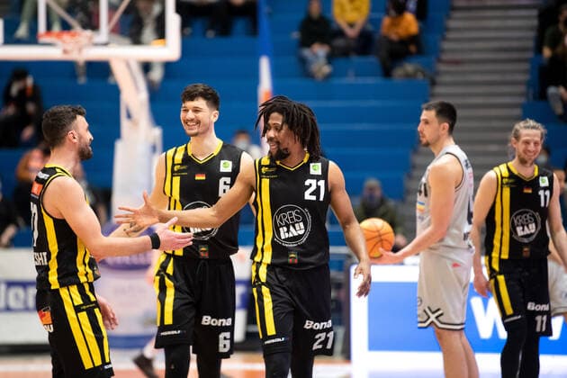 BARMER 2. Basketsball Bundesliga ProA Saison 2021 2022 27. Spieltag am 4.3.22 Medipolis SC Jena vs Kirchheim Knights Die Spieler von Kirchheim freuen sich nach dem 103:93 Sieg in Jena nach Overtime. v.li. Besnik Bekteshi, Luka Kamber, Rohndell Goodwin, alle Kirchheim Sparkassen Arena