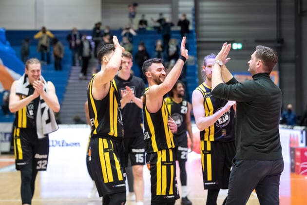 BARMER 2. Basketsball Bundesliga ProA Saison 2021 2022 27. Spieltag am 4.3.22 Medipolis SC Jena vs Kirchheim Knights Die Spieler von Kirchheim klatschen nach dem Sieg in Jena mit Trainer Igor Perovic (rechts) ab Sparkassen Arena