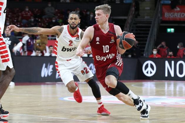 im Zweikampf, Aktion, mit Tyler Dorsey 2 (Olympiakos Piraeus),, Ognjen Jaramaz 10 (FC Bayern Basketball), FC Bayern Basketball vs. Olympiakos Piraeus, Euroleague, 04.03.2022 Muenchen Bayern Deutschland