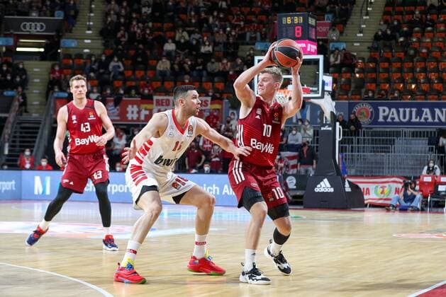 im Zweikampf, Aktion, mit Kostas Papanikolaou 16 (Olympiakos Piraeus) und Ognjen Jaramaz 10 (FC Bayern Basketball), FC Bayern Basketball vs. Olympiakos Piraeus, Euroleague, 04.03.2022 Muenchen Bayern Deutschland