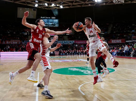 04.03.2022, Euroleague, FC Bayern Basketball vs Olympiacos Pireaus , Audi Dome, Basketball, im Bild: Zan Mark Sisko (FCB Basketball), Sasha Vezenkov (Olympiacos Piraeus)