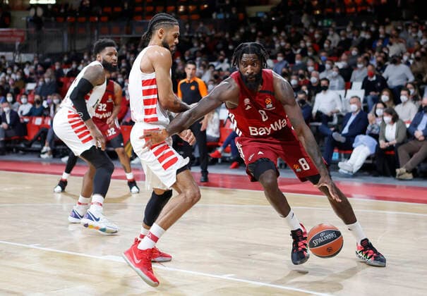 04.03.2022, Euroleague, FC Bayern Basketball vs Olympiacos Pireaus , Audi Dome, Basketball, im Bild: Hassan Martin (Olympiacos Piraeus), Tyler Dorsey (Olympiacos Piraeus) vs Othello Hunter (FCB Basketball)