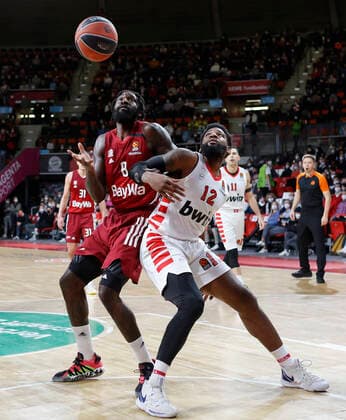 04.03.2022, Euroleague, FC Bayern Basketball vs Olympiacos Pireaus , Audi Dome, Basketball, im Bild: Othello Hunter (FCB Basketball) vs Hassan Martin (Olympiacos Piraeus)