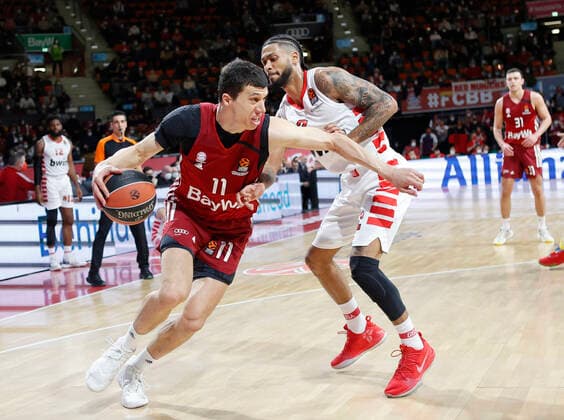 04.03.2022, Euroleague, FC Bayern Basketball vs Olympiacos Pireaus , Audi Dome, Basketball, im Bild: Vladimir Lucic (FCB Basketball) vs Tyler Dorsey (Olympiacos Piraeus)