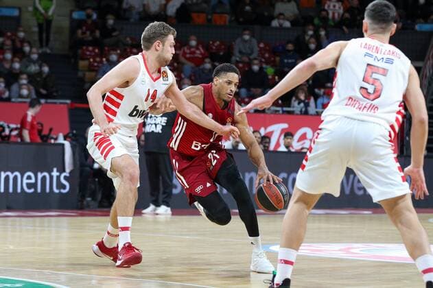im Zweikampf, Aktion, mit Sasha Vezenkov 14 (Olympiakos Piraeus), Augustine Rubit 21 (FC Bayern Basketball), FC Bayern Basketball vs. Olympiakos Piraeus, Euroleague, 04.03.2022 Muenchen Bayern Deutschland