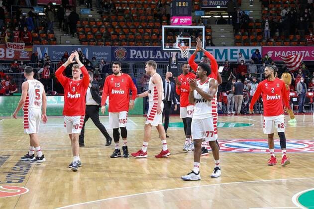 Schlussjubel bei Olympiakos Piraeus, FC Bayern Basketball vs. Olympiakos Piraeus, Euroleague, 04.03.2022 Muenchen Bayern Deutschland