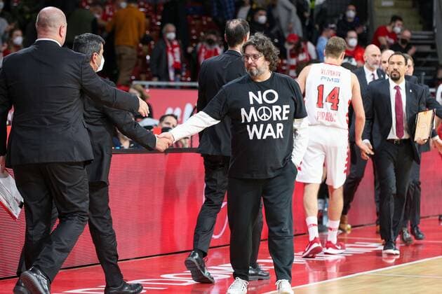 enttaeuschung bei Chef-Trainer Oliver Kostic (FC Bayern Basketball) nach Spielende, FC Bayern Basketball vs. Olympiakos Piraeus, Euroleague, 04.03.2022 Muenchen Bayern Deutschland