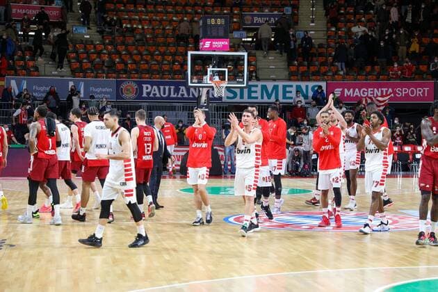 Schlussjubel bei Olympiakos Piraeus, FC Bayern Basketball vs. Olympiakos Piraeus, Euroleague, 04.03.2022 Muenchen Bayern Deutschland