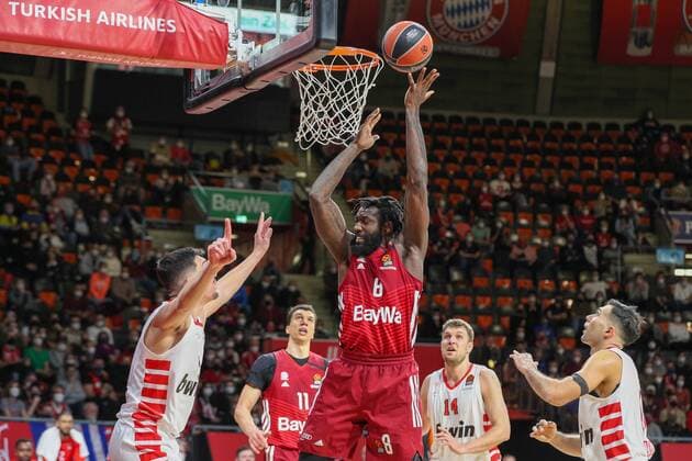 im Zweikampf, Aktion, mit Othello Hunter 8 (FC Bayern Basketball), FC Bayern Basketball vs. Olympiakos Piraeus, Euroleague, 04.03.2022 Muenchen Bayern Deutschland