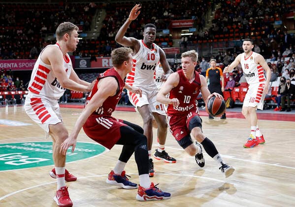 04.03.2022, Euroleague, FC Bayern Basketball vs Olympiacos Pireaus , Audi Dome, Basketball, im Bild: Sasha Vezenkov (Olympiacos Piraeus), Leon Radosevic (FCB Basketball), Moustapha Fall (Olympiacos Piraeus), Ognjen Jaramaz (FCB Basketball), Kostas Papanikolaou (Olympiacos Piraeus)