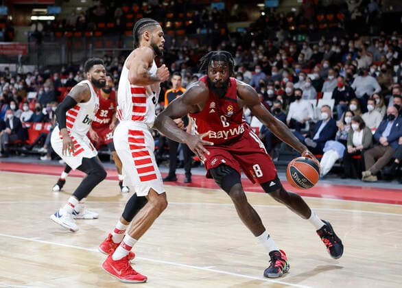 04.03.2022, Euroleague, FC Bayern Basketball vs Olympiacos Pireaus , Audi Dome, Basketball, im Bild: Hassan Martin (Olympiacos Piraeus), Tyler Dorsey (Olympiacos Piraeus) vs Othello Hunter (FCB Basketball)