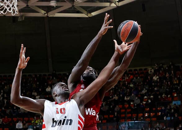 04.03.2022, Euroleague, FC Bayern Basketball vs Olympiacos Pireaus , Audi Dome, Basketball, im Bild: Moustapha Fall (Olympiacos Piraeus) vs Othello Hunter (FCB Basketball)