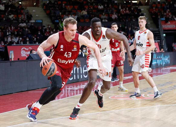 04.03.2022, Euroleague, FC Bayern Basketball vs Olympiacos Pireaus , Audi Dome, Basketball, im Bild: Leon Radosevic (FCB Basketball) vorbei an Moustapha Fall (Olympiacos Piraeus), Zan Mark Sisko (FCB Basketball), Thomas Walkup (Olympiacos Piraeus)