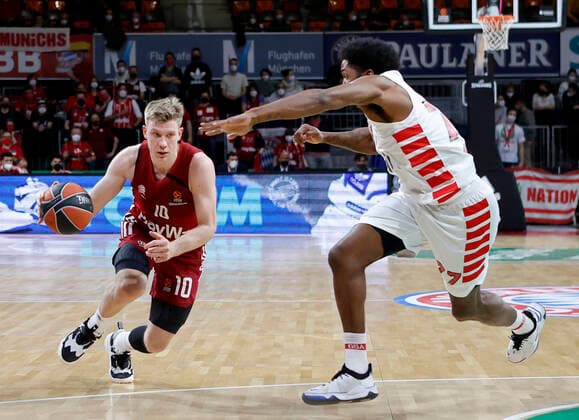 04.03.2022, Euroleague, FC Bayern Basketball vs Olympiacos Pireaus , Audi Dome, Basketball, im Bild: Ognjen Jaramaz (FCB Basketball) vs Hassan Martin (Olympiacos Piraeus)