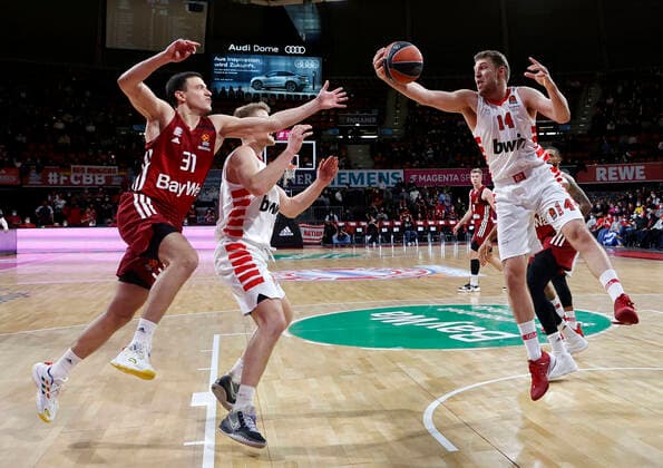 04.03.2022, Euroleague, FC Bayern Basketball vs Olympiacos Pireaus , Audi Dome, Basketball, im Bild: Zan Mark Sisko (FCB Basketball), Thomas Walkup (Olympiacos Piraeus), Sasha Vezenkov (Olympiacos Piraeus)