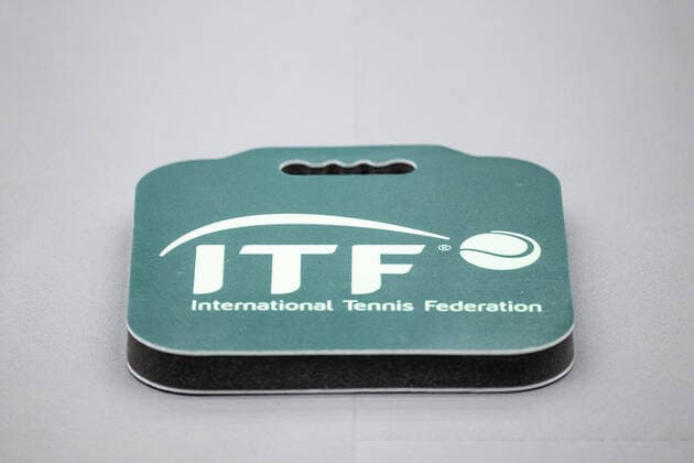 220304 A knee pad for the ball boys and ball girls in a singles tennis match during the Davis Cup qualifier between Sweden and Japan on March 4, 2022 in Helsingborg. Photo: Mathias Bergeld BILDBYRAN kod MB MB0349 tennis davis cup sweden sverige japan bbeng qualifier kval genre itf international tennis federation Copyright: MATHIASxBERGELD BB220304MB066