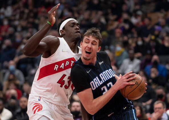 Sport Bilder des Tages March 4, 2022, Toronto, on, Canada: Orlando Magic forward Franz Wagner (22) drives around Toronto Raptors forward Pascal Siakam (43) during first half NBA, Basketball Herren, USA action in Toronto on Friday March 4, 2022. Canada News - March 4, 2022  - ZUMAc35_ 20220304_zaf_c35_039 Copyright: xFrankxGunnx