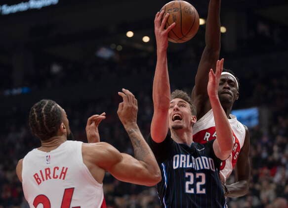 March 4, 2022, Toronto, on, Canada: Orlando Magic forward Franz Wagner (22) drives to the hoop past Toronto Raptors center Khem Birch (24) and forward Pascal Siakam (43) during first half NBA, Basketball Herren, USA action in Toronto on Friday March 4, 2022. Canada News - March 4, 2022  - ZUMAc35_ 20220304_zaf_c35_041 Copyright: xFrankxGunnx