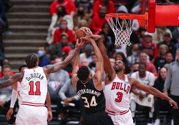 CHICAGO, IL - MARCH 04: Chicago Bulls center Tristan Thompson (3) and Chicago Bulls forward DeMar DeRozan (11) stop Milwaukee Bucks forward Giannis Antetokounmpo (34) from attempting a layup during a NBA, Basketball Herren, USA game between the Milwaukee Bucks and the Chicago Bulls on March 4, 2022 at the United Center in Chicago, IL. (Photo by Melissa Tamez Icon Sportswire) NBA: MAR 04 Bucks at Bulls Icon22030420
